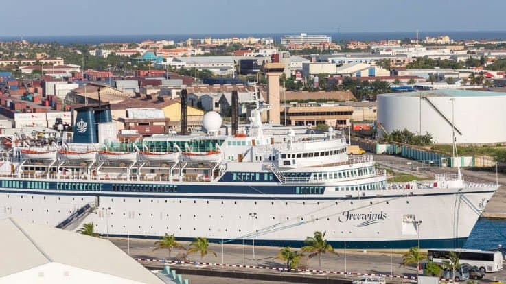 Crucero en isla Santa Lucía en cuarentena por sarampión