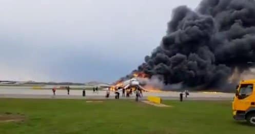 Avión se incendia al aterrizar de emergencia en un aeropuerto Moscú