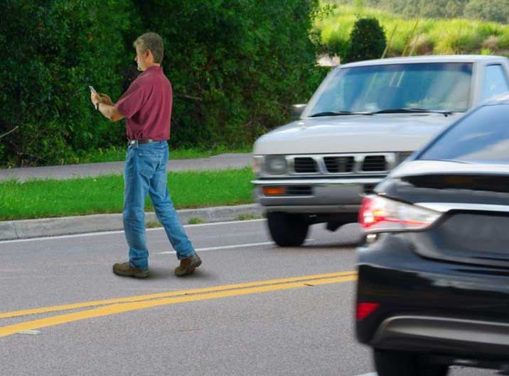 Multarán personas escriban en celulares mientras crucen calles