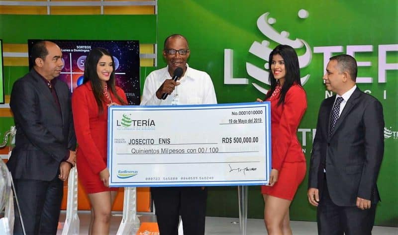 Lotería Nacional entrega premio de RD$500,000