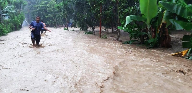 Colapso de puente por lluvias en Pedro García incomunica familias