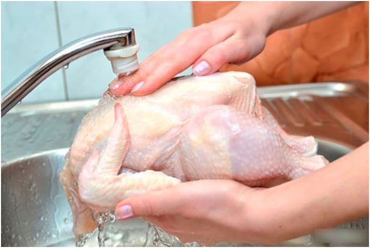 Por qué recomienda no lavar el pollo antes de cocinarlo