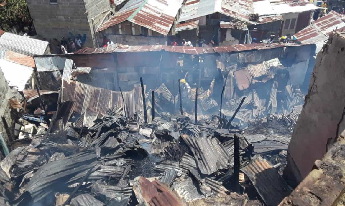 Incendio destruye 33 habitaciones en tres pensiones en Santiago