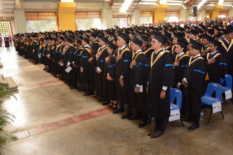 PUCMM 661 títulos a graduandos