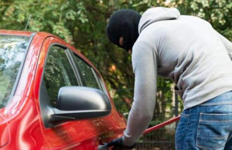 ladrón robando vehículo