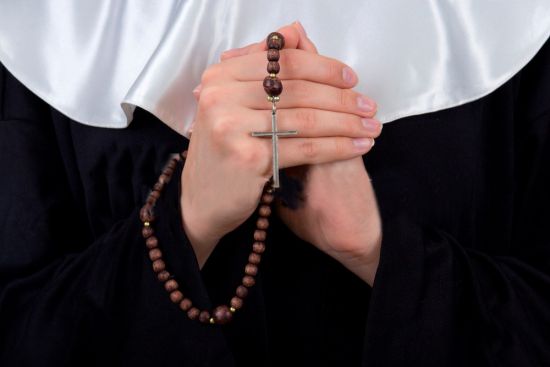 monja rezando el rosario