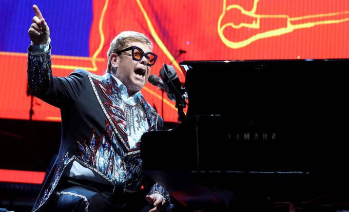 Elton John revela que padece neumonía