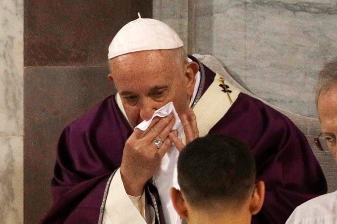 Vaticano dice papa Francisco tiene ligera indisposición