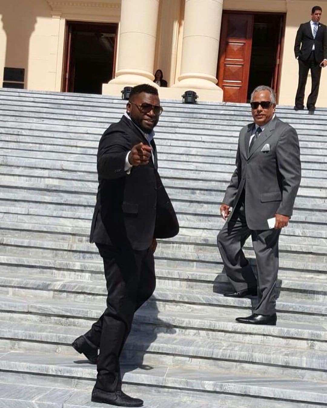 David Ortiz y Leo López subiendo las escalinatas del Palacio Nacional