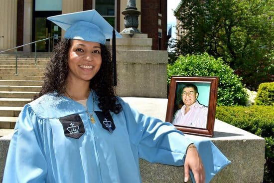 Dominicana dedica diploma a su padre muerto de covid-19