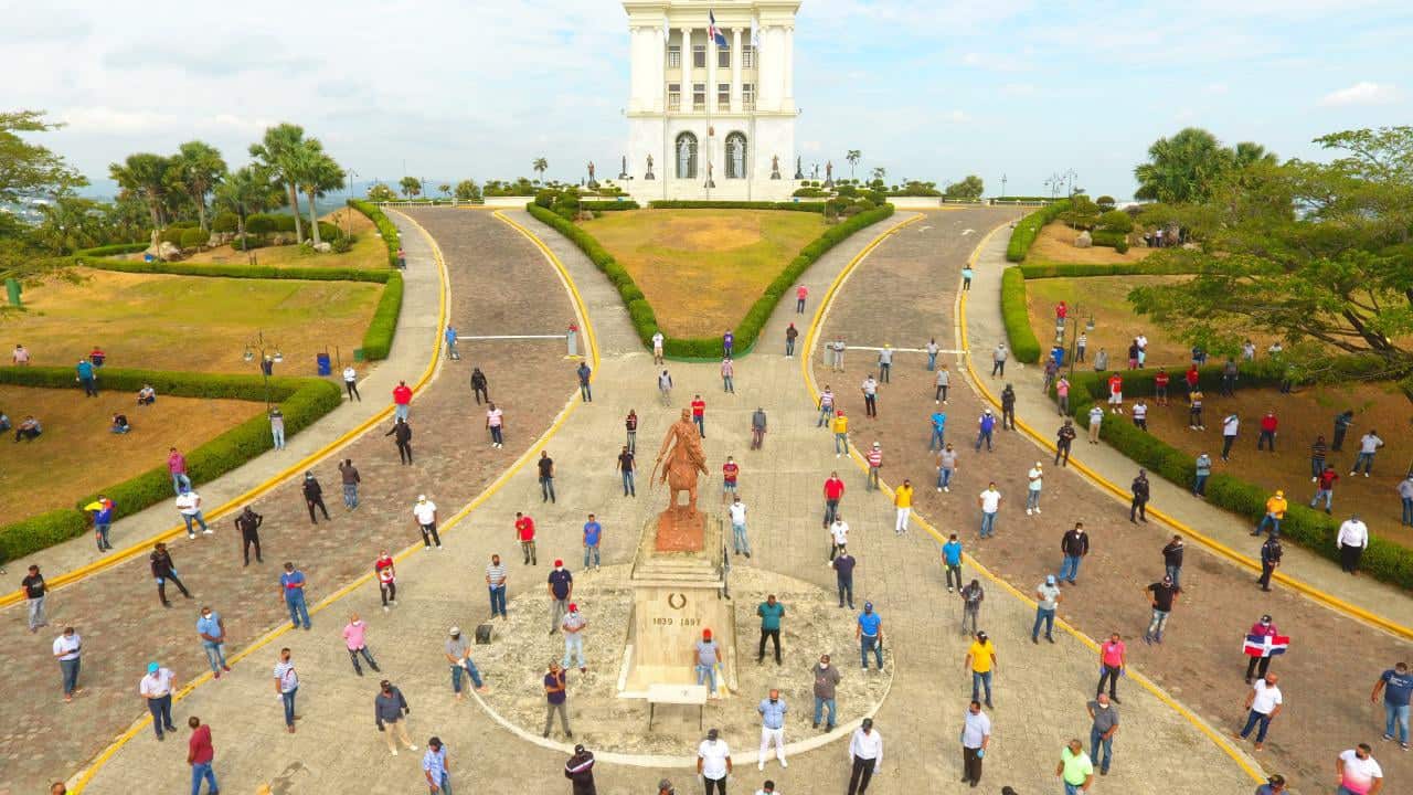 choferes de santiago monumento a los heroes de la restauración