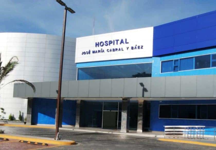Fachada del Hospital Regional Universitario José María Cabral y Báez