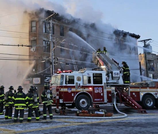 Incendio deja 14 heridos y varias familias sin hogar 