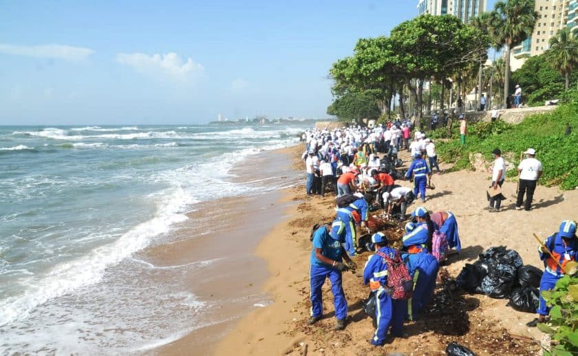 Realizan jornada de limpieza playa de Güibia 