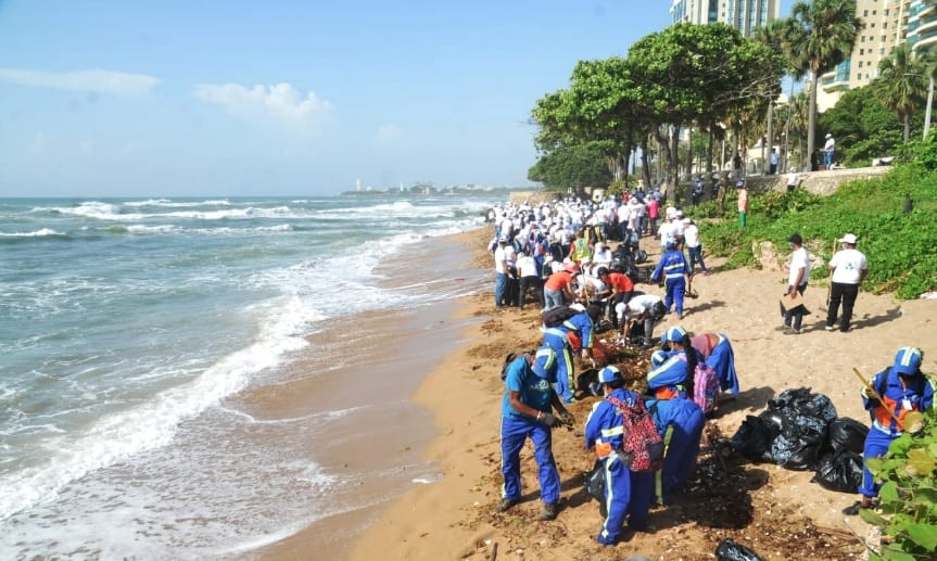 Realizan jornada de limpieza playa de Güibia