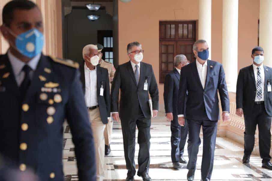 presidente Luis Abinader pasillos palacio nacional