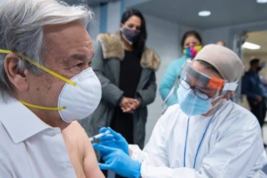 Antonio Guterres recibió la primera dosis de la vacuna