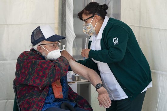 México inicia vacunación de adultos mayores