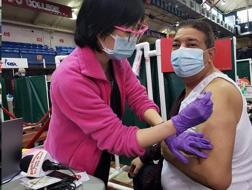 Pocos hispanos se vacunan contra Covid-19 en NY