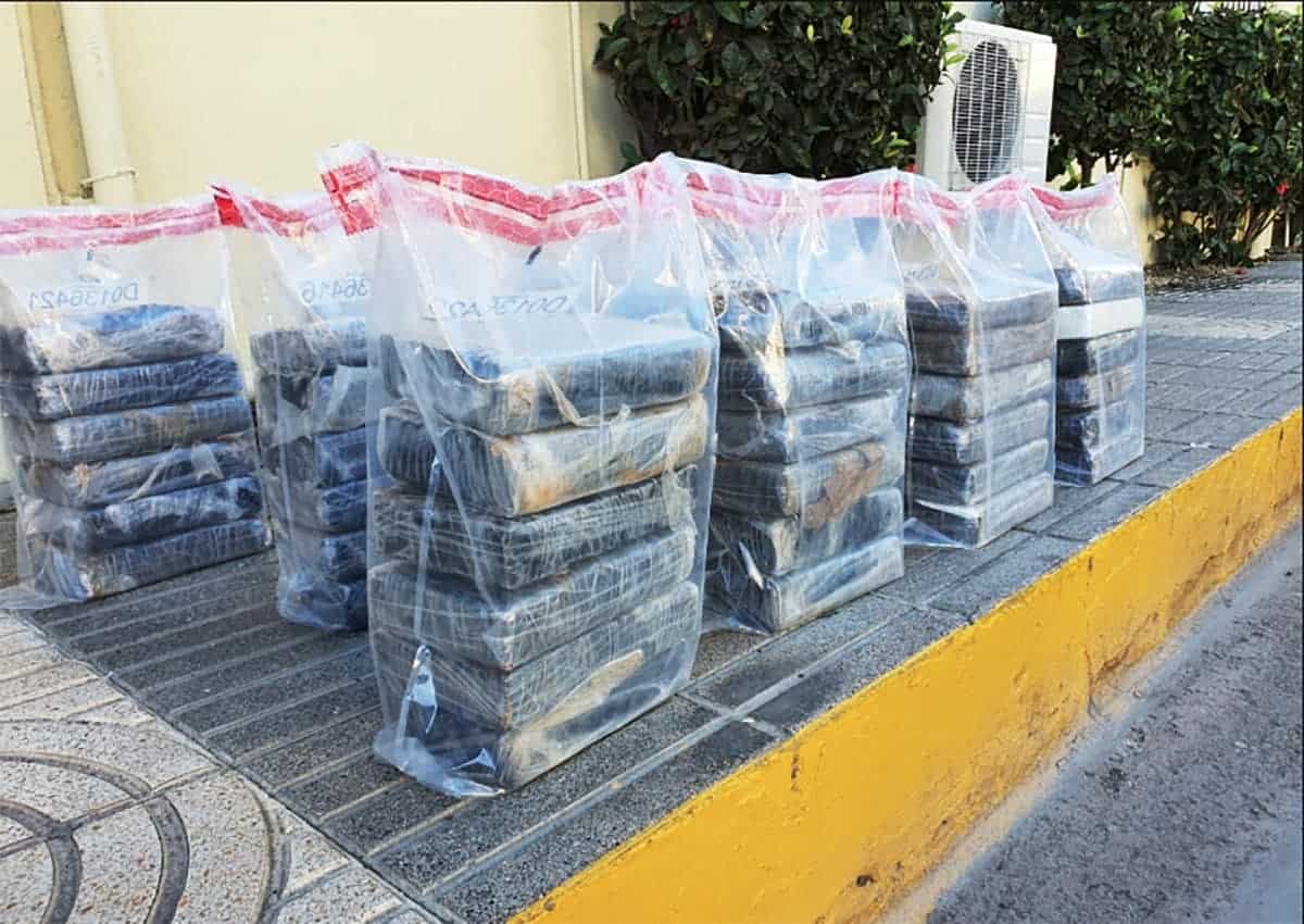 se incautaron de 60 paquetes presumiblemente cocaína, en dos operativos simultáneos realizados en San Pedro de Macorís