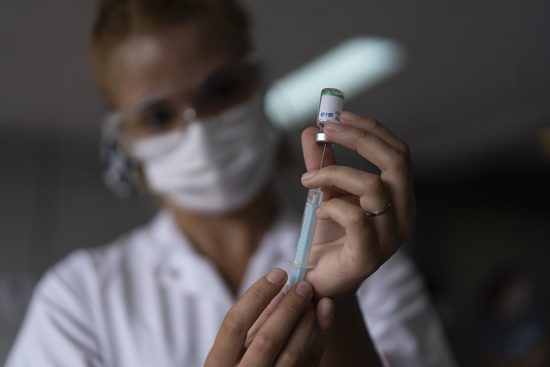 Anticuerpos y vacunas son menos efectivos contra variantes
