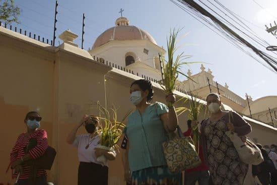 Hondureños inician Semana Santa con Domingo de Ramos