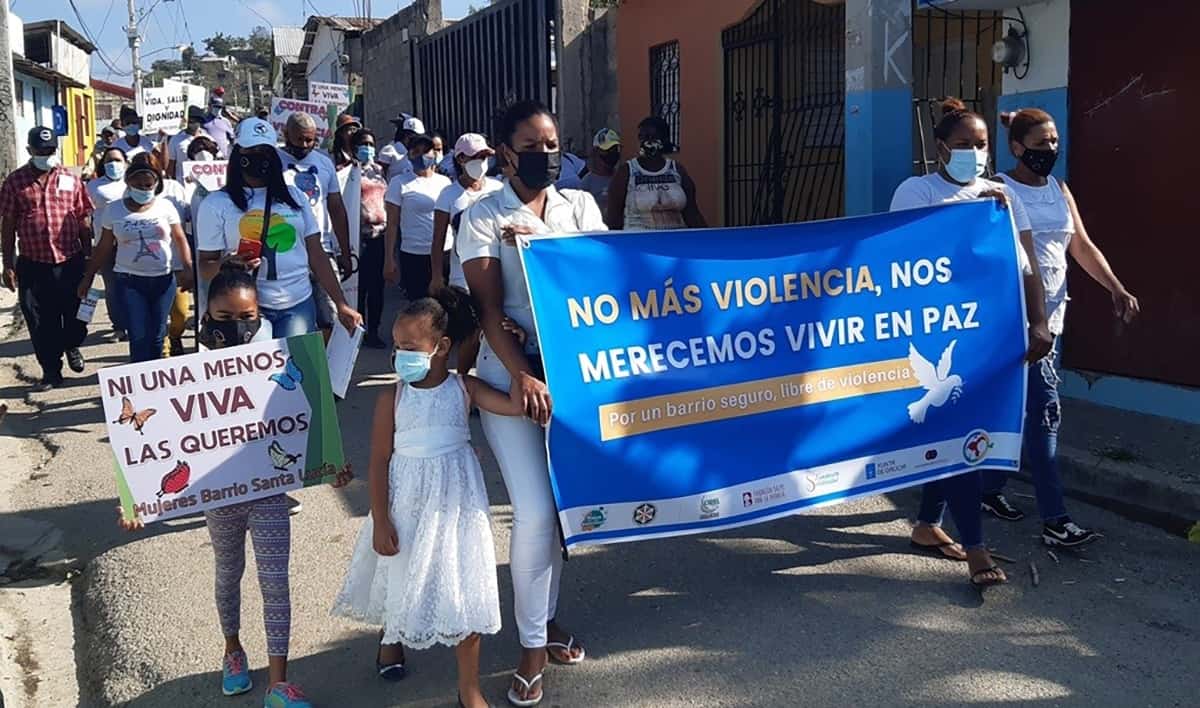Marchan por la paz en barrio de Cienfuegos