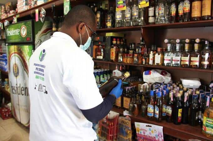 Eddy Alcántara, anunció este lunes que aplicarán “sanciones drásticas” a los propietarios de negocios que se compruebe estén vendiendo bebidas alcohólicas adulteradas 
