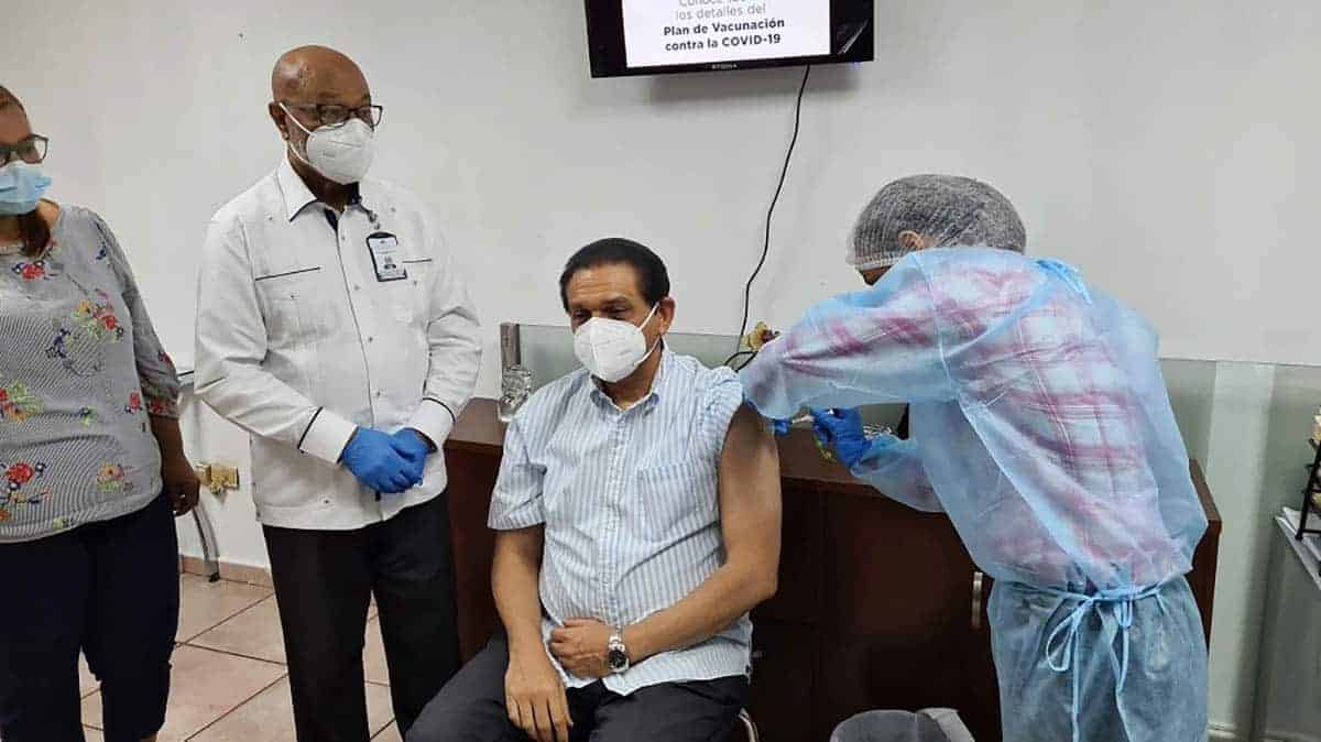 Doctor Daniel Rivera se vacuna contra el Covid-19