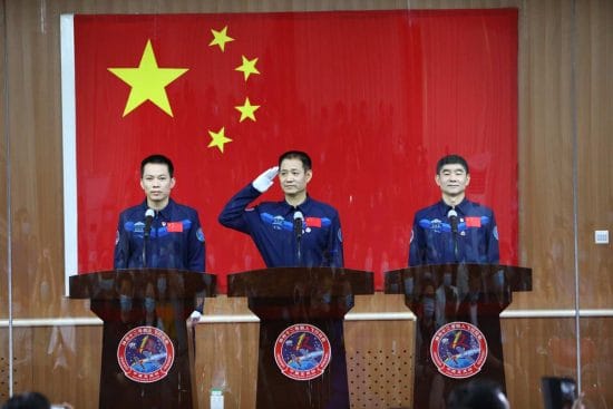 Astronautas de Shenzhou-12 entran en módulo central de estación espacial china