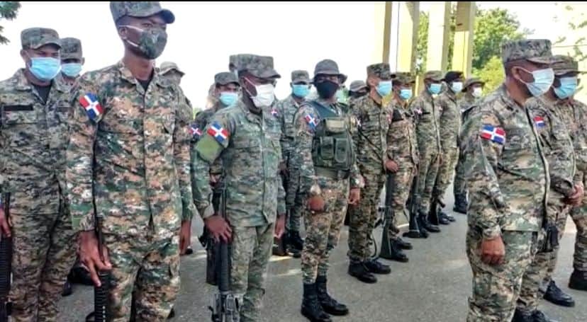 militares dominicanos en la frontera