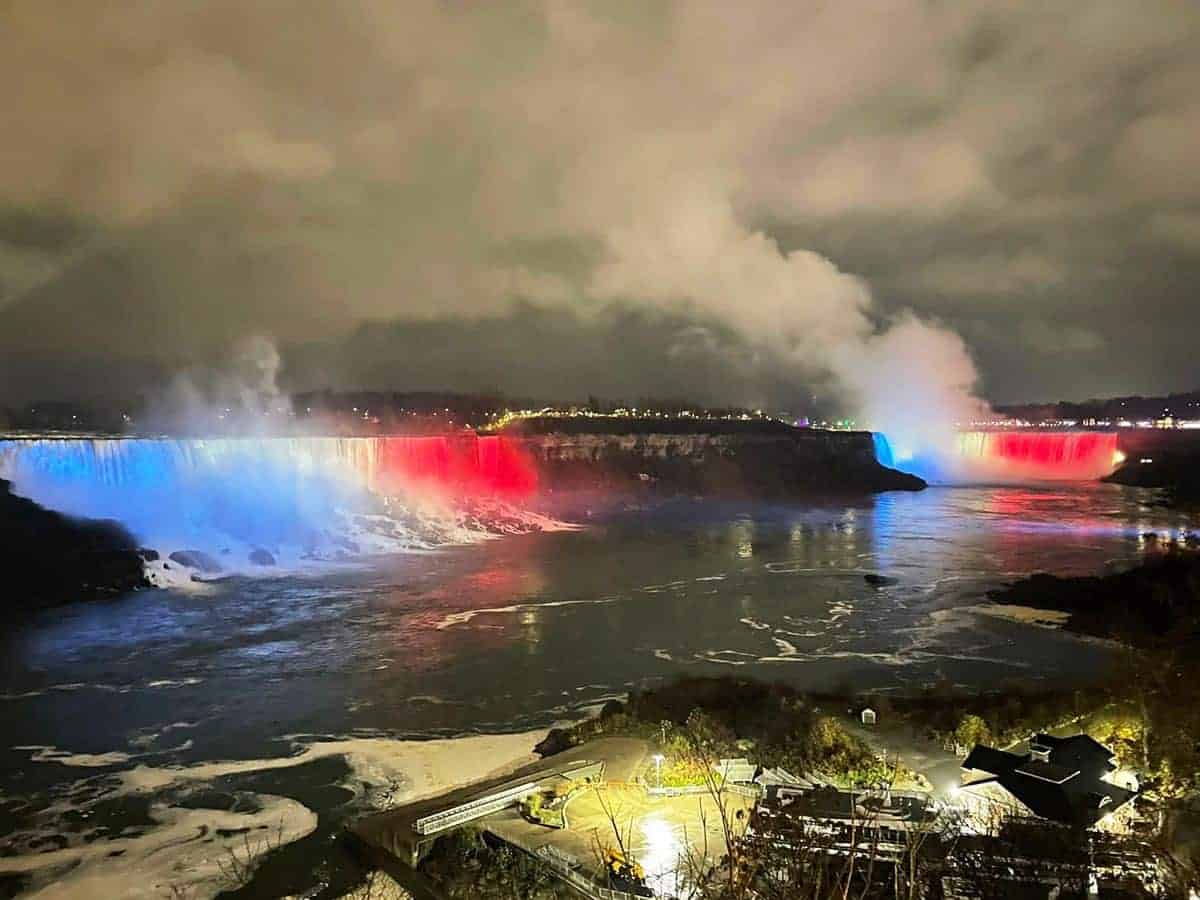 Embajada RD en Canadá ilumina cataratas del Niágara