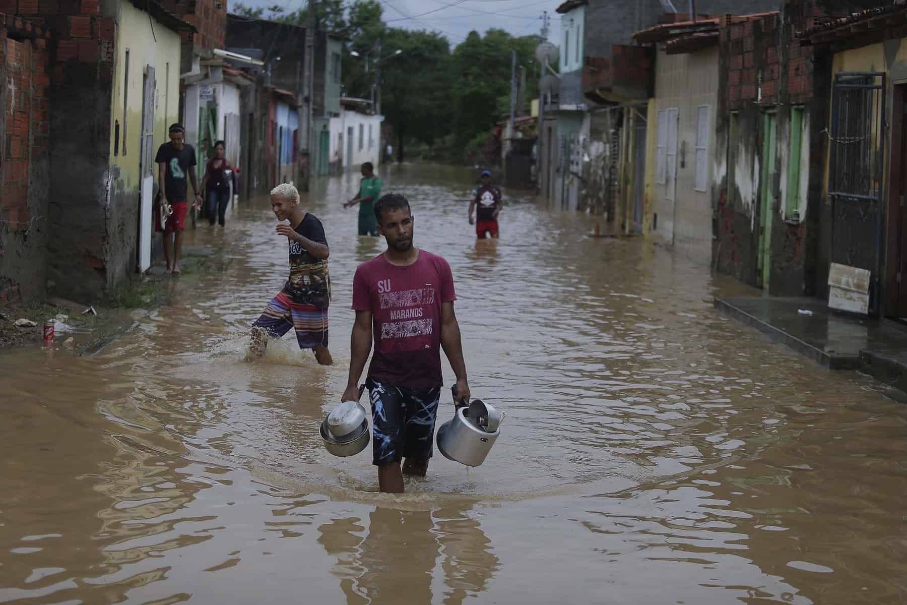 El número de muertos a causa de las lluvias e inundaciones en estado de Bahía, noreste de Brasil, ascendió hoy a 21, mientras que más de 77.000 personas fueron evacuadas