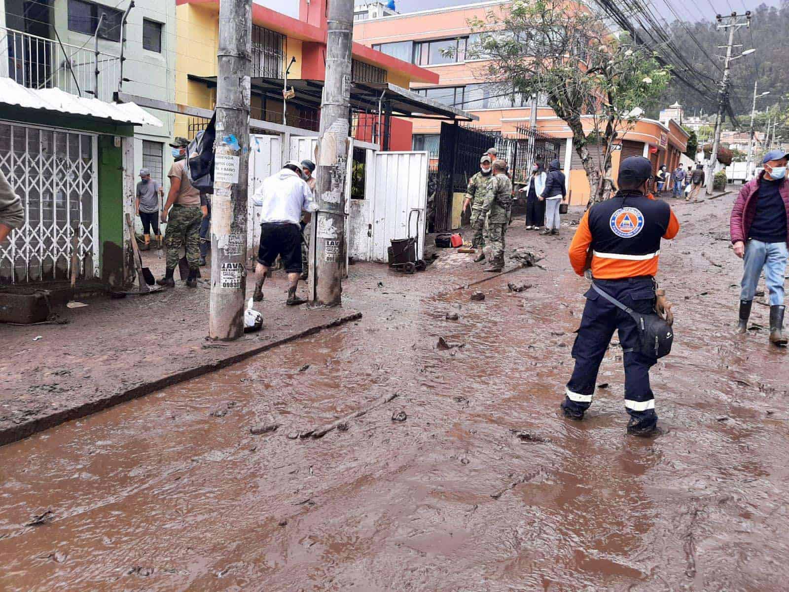Sube a 22 cifra de muertos en capital de Ecuador por aluvión