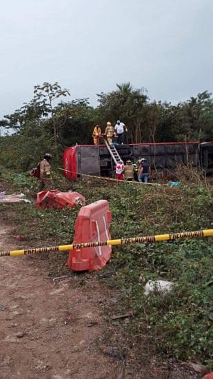 México: ocho muertos deja volcadura de un autobús