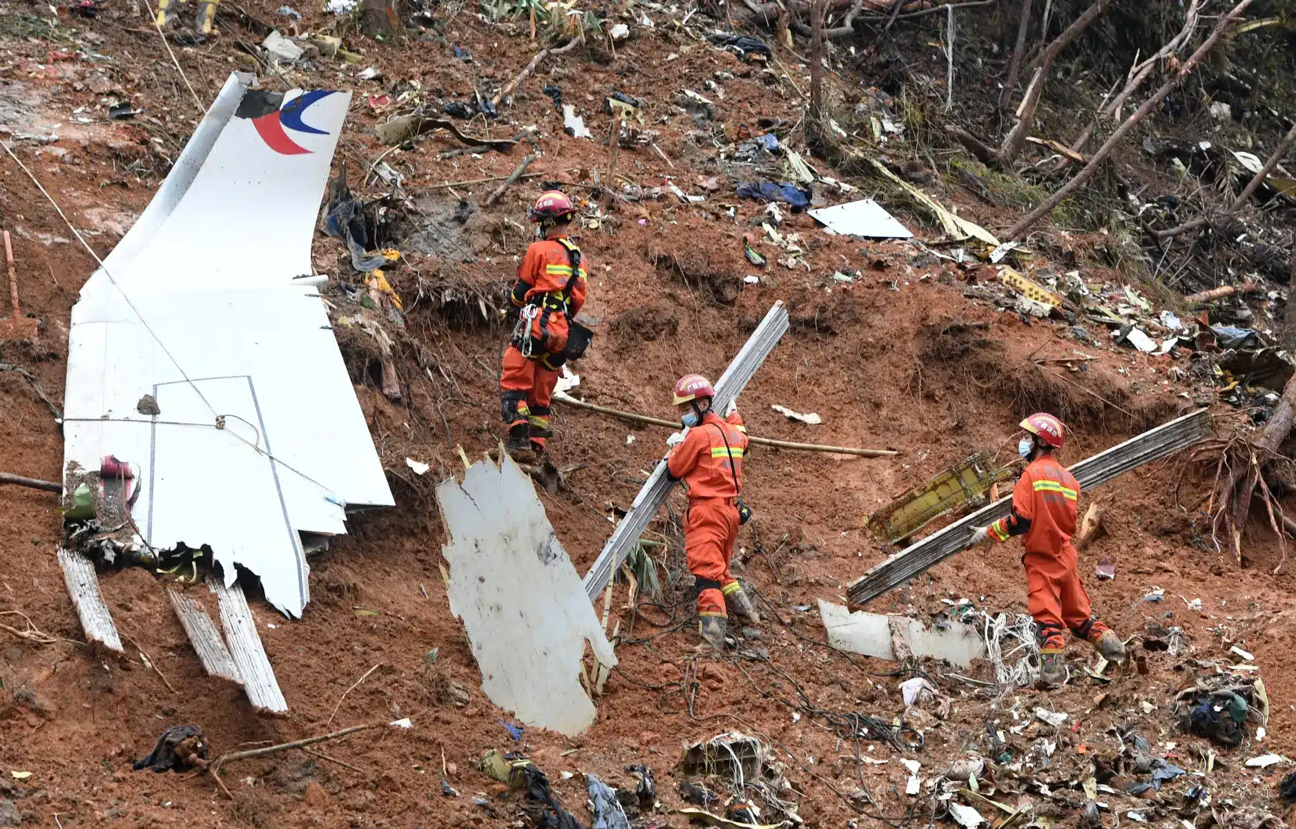 Recuperan restos de motor de avión chino accidentado