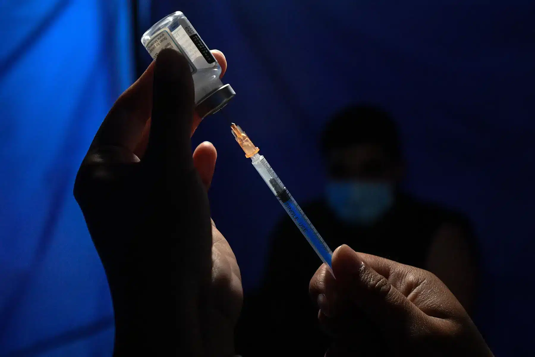 VIÑA DEL MAR, 25 abril, 2022 (Xinhua) -- Una trabajadora de la salud prepara una dosis de una vacuna contra la enfermedad del nuevo coronavirus (COVID-19) en un punto de vacunación, en Viña del Mar, Chile, el 25 de abril de 2022. (Xinhua/Jorge Villegas)