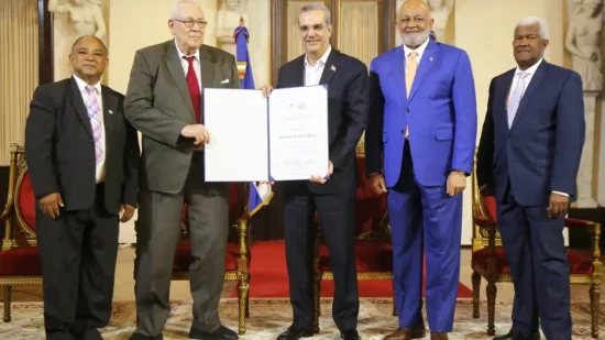 Bonaparte Gautreaux Piñeyro recibe Premio Nacional de Periodismo