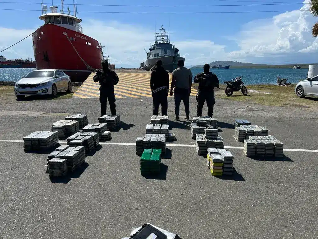 Confiscan 565 paquetes de cocaína en una lancha