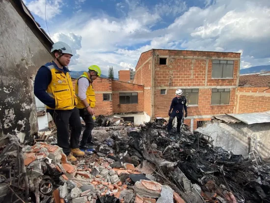 Avioneta cae en zona residencial de Colombia y deja 8 muertos
