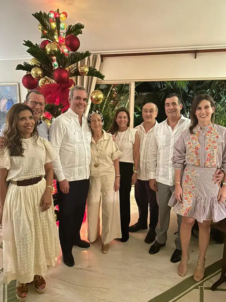 Luis Abinader visita la familia de Popy Bermúdez en Santiago