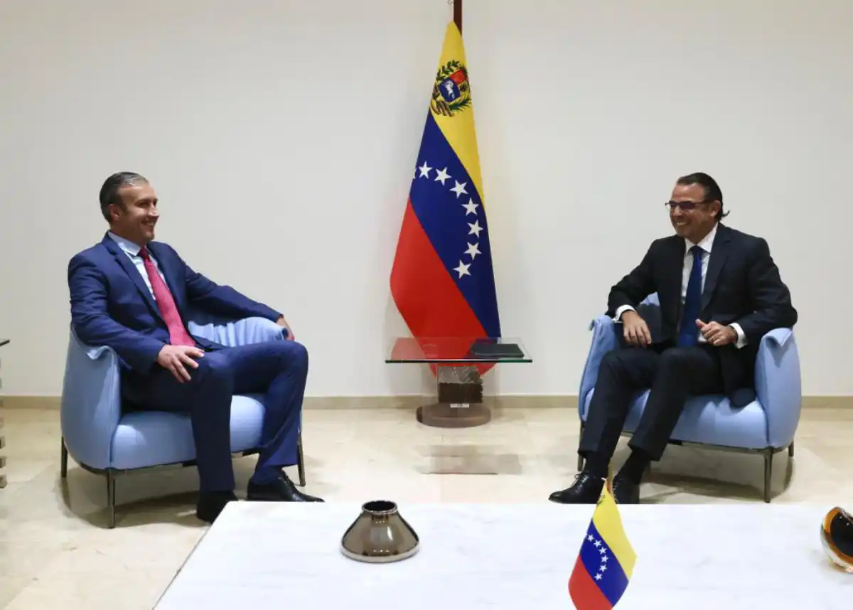 El acto se celebró en el salón Simón Bolívar de la sede de Petróleos de Venezuela (PDVSA), ubicada en la ciudad de Caracas.