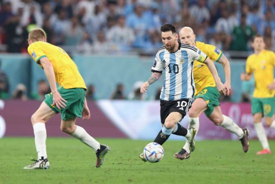 Argentina clasificó "sufriendo" y con Messi "brillante"