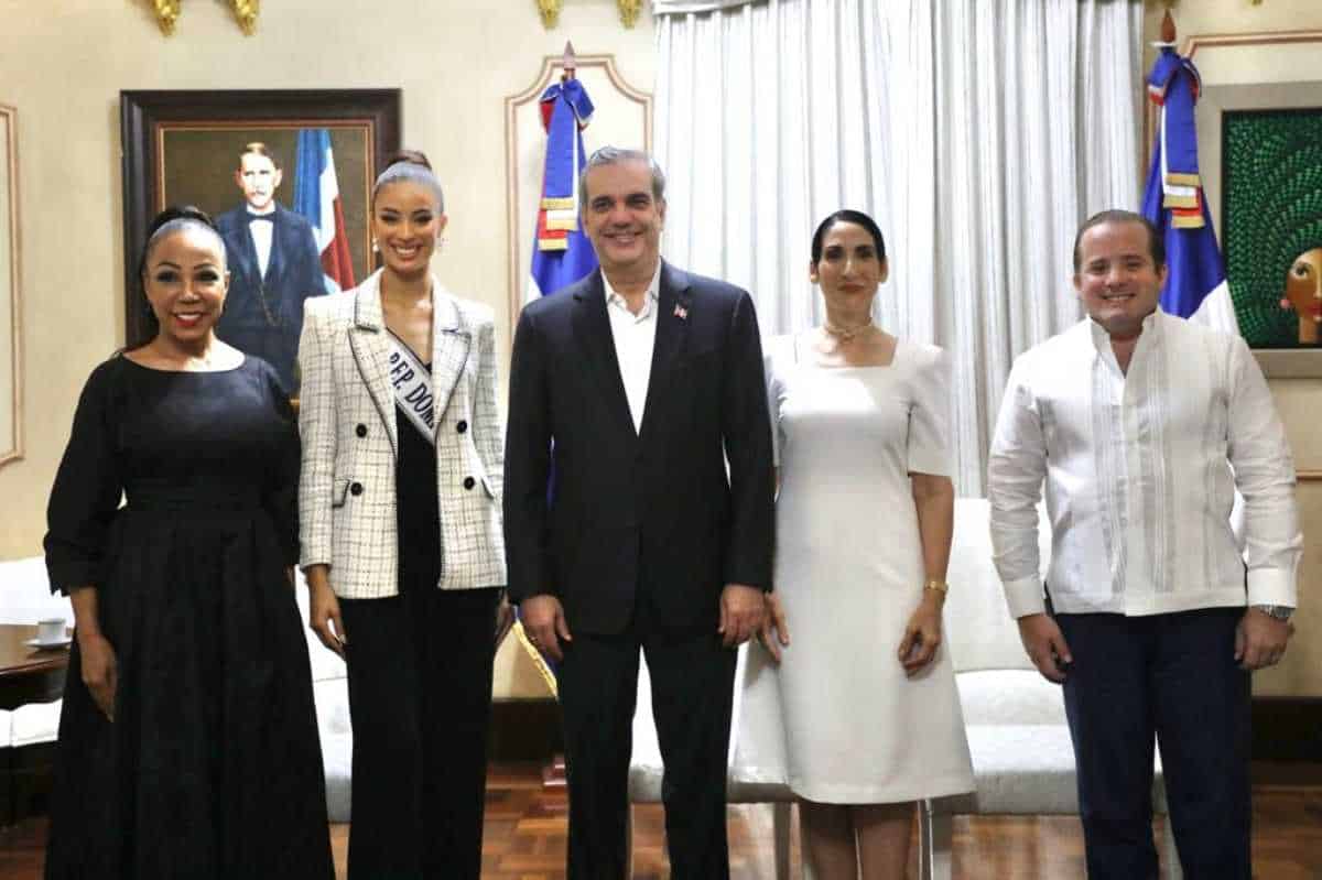 Andreina Martínez Founier, llegó acompañada al Palacio Nacional de Magali Febles, quien es la directora de Miss Universo República Dominicana