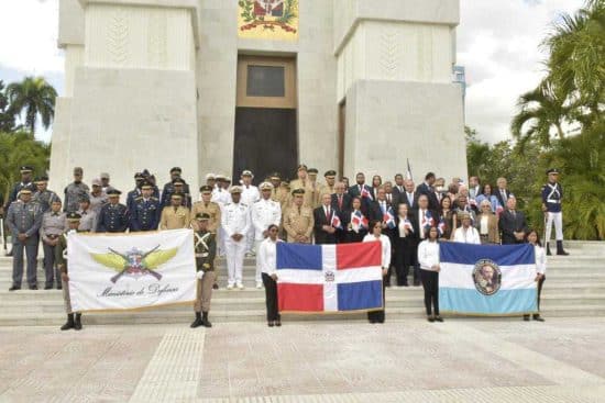 Militares tributan legado de Duarte con himnos y ofrendas florales