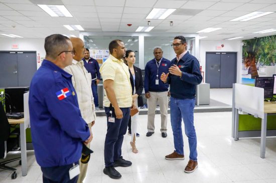 Alcalde Jarabacoa visita instalaciones Sistema 9-1-1 Santiago