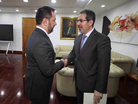 El canciller de Venezuela Yvan Gíl se reunió con el embajador de Siria en Venezuela Kenan Zaher Al Deen, para brindar todo el apoyo que esté al alcance, foto cancillería de Venezuela en Twitter