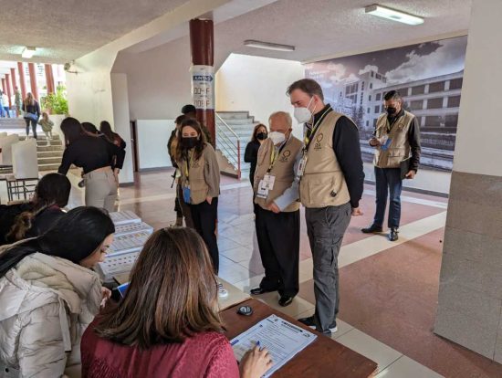 Abren colegios electorales en Ecuador para comicios seccionales