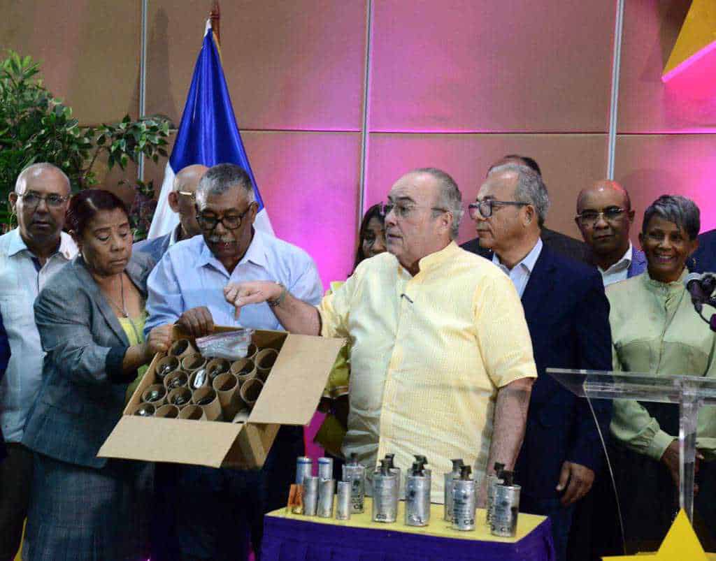 El Partido de la Liberación Dominicana (PLD)  mostró las evidencias del lanzamiento de bombas lacrimógenas, ensordecedoras y cartuchos por parte