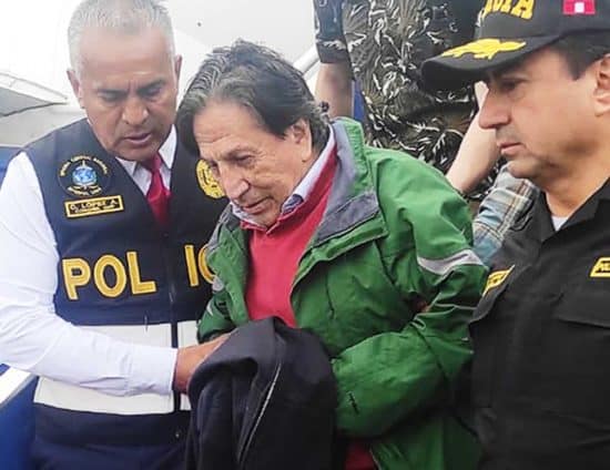 Alejandro Toledo, expresidente peruano, escoltado por agentes de seguridad al llegar al Aeropuerto Internacional Jorge Chávez en Lima, Perú.